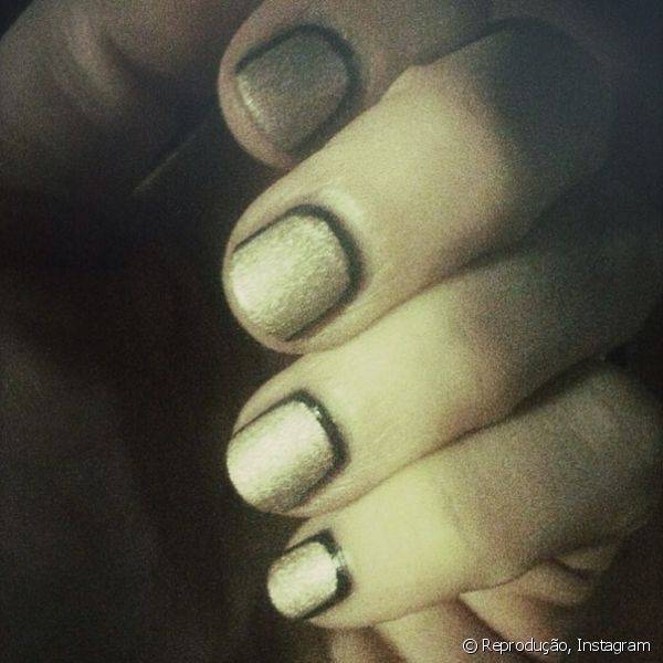 Jessica Biel se mostrou antenada à moda com as unhas decoradas no estilo border nails